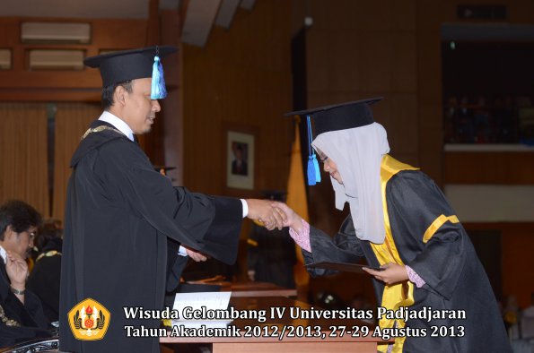 wisuda-unpad-gel-iv-ta-2012_2013-fakultas-ilmu-keperawatan-oleh-dekan-042