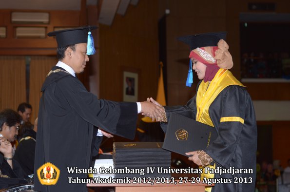 wisuda-unpad-gel-iv-ta-2012_2013-fakultas-ilmu-keperawatan-oleh-dekan-043