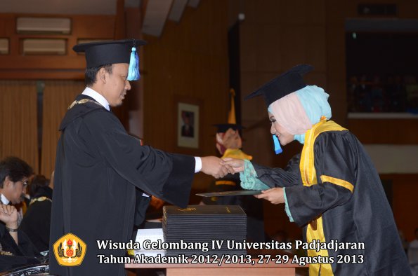 wisuda-unpad-gel-iv-ta-2012_2013-fakultas-ilmu-keperawatan-oleh-dekan-044