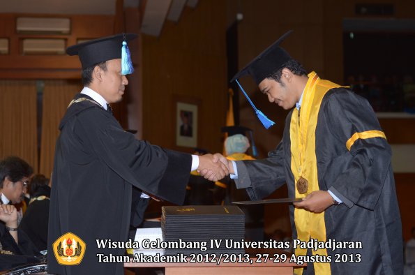 wisuda-unpad-gel-iv-ta-2012_2013-fakultas-ilmu-keperawatan-oleh-dekan-045