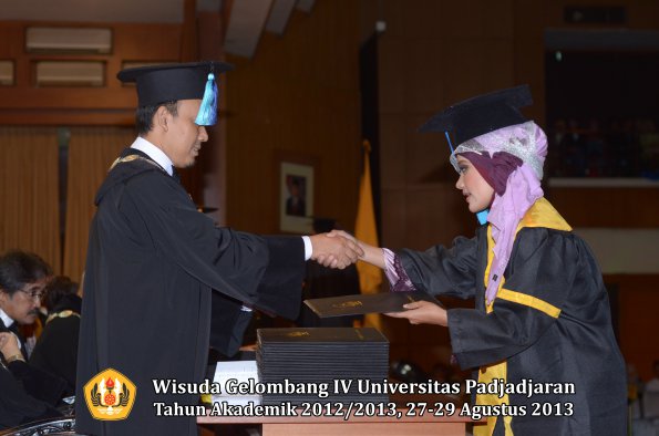 wisuda-unpad-gel-iv-ta-2012_2013-fakultas-ilmu-keperawatan-oleh-dekan-046