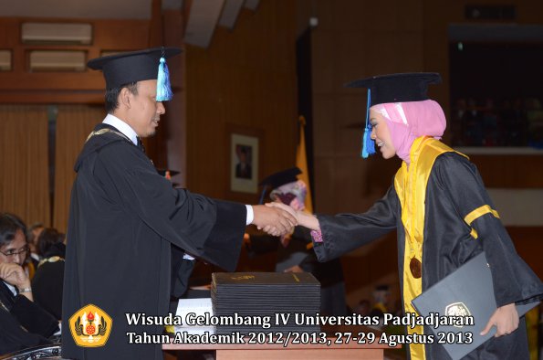 wisuda-unpad-gel-iv-ta-2012_2013-fakultas-ilmu-keperawatan-oleh-dekan-047