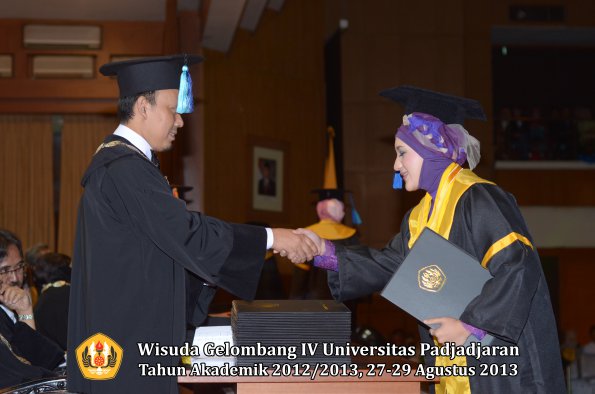 wisuda-unpad-gel-iv-ta-2012_2013-fakultas-ilmu-keperawatan-oleh-dekan-048