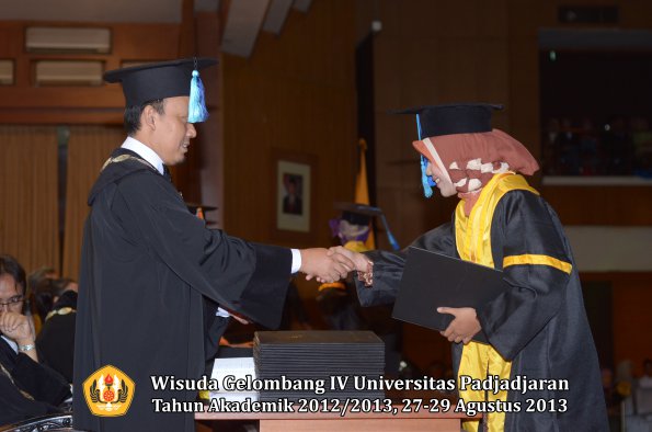 wisuda-unpad-gel-iv-ta-2012_2013-fakultas-ilmu-keperawatan-oleh-dekan-049