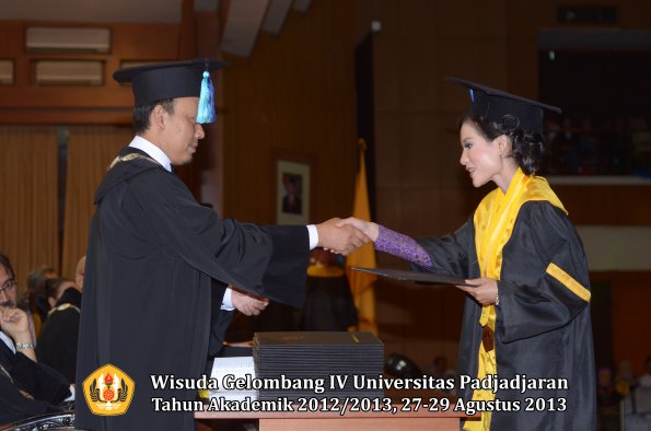 wisuda-unpad-gel-iv-ta-2012_2013-fakultas-ilmu-keperawatan-oleh-dekan-050