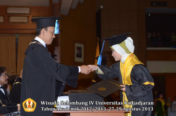 wisuda-unpad-gel-iv-ta-2012_2013-fakultas-ilmu-keperawatan-oleh-dekan-051