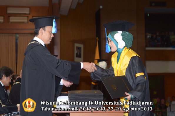 wisuda-unpad-gel-iv-ta-2012_2013-fakultas-ilmu-keperawatan-oleh-dekan-052