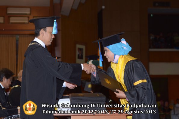 wisuda-unpad-gel-iv-ta-2012_2013-fakultas-ilmu-keperawatan-oleh-dekan-053