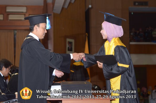 wisuda-unpad-gel-iv-ta-2012_2013-fakultas-ilmu-keperawatan-oleh-dekan-054