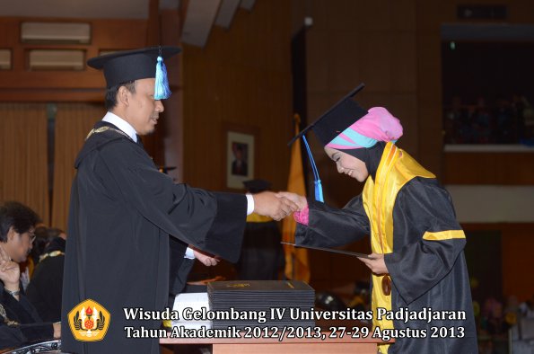 wisuda-unpad-gel-iv-ta-2012_2013-fakultas-ilmu-keperawatan-oleh-dekan-055