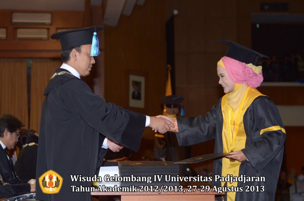 wisuda-unpad-gel-iv-ta-2012_2013-fakultas-ilmu-keperawatan-oleh-dekan-057