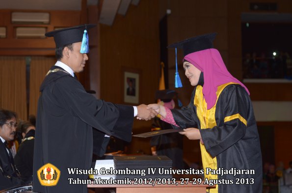 wisuda-unpad-gel-iv-ta-2012_2013-fakultas-ilmu-keperawatan-oleh-dekan-058