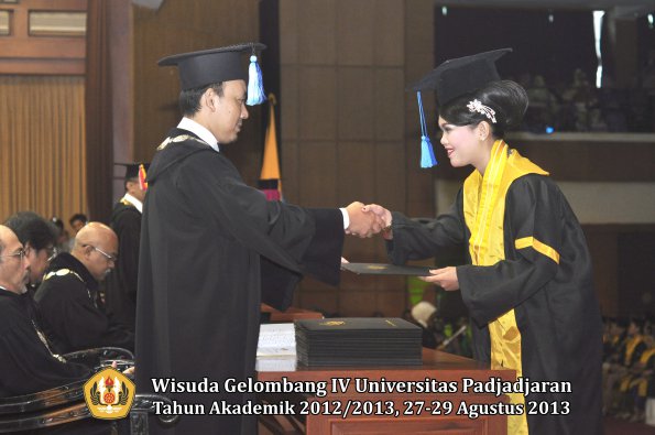 wisuda-unpad-gel-iv-ta-2012_2013-fakultas-ilmu-keperawatan-oleh-dekan-059