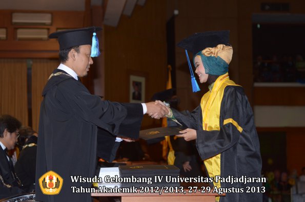 wisuda-unpad-gel-iv-ta-2012_2013-fakultas-ilmu-keperawatan-oleh-dekan-060