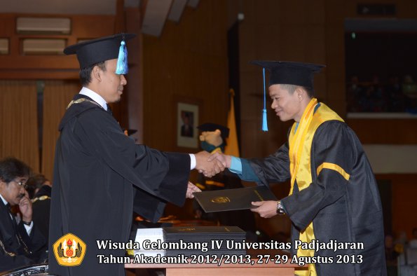 wisuda-unpad-gel-iv-ta-2012_2013-fakultas-ilmu-keperawatan-oleh-dekan-061