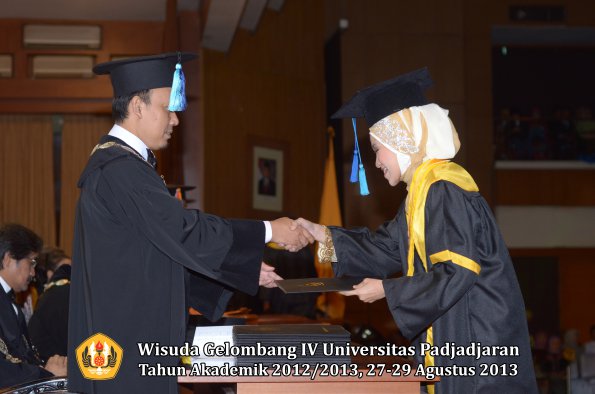 wisuda-unpad-gel-iv-ta-2012_2013-fakultas-ilmu-keperawatan-oleh-dekan-062