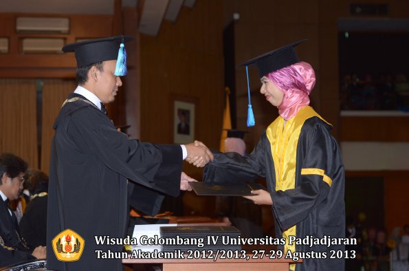 wisuda-unpad-gel-iv-ta-2012_2013-fakultas-ilmu-keperawatan-oleh-dekan-064