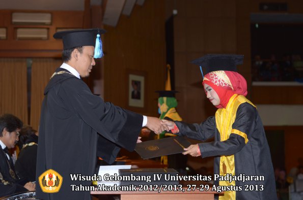 wisuda-unpad-gel-iv-ta-2012_2013-fakultas-ilmu-keperawatan-oleh-dekan-066