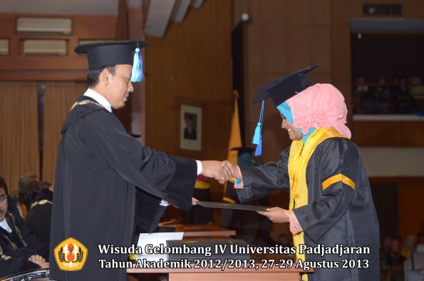 wisuda-unpad-gel-iv-ta-2012_2013-fakultas-ilmu-keperawatan-oleh-dekan-068