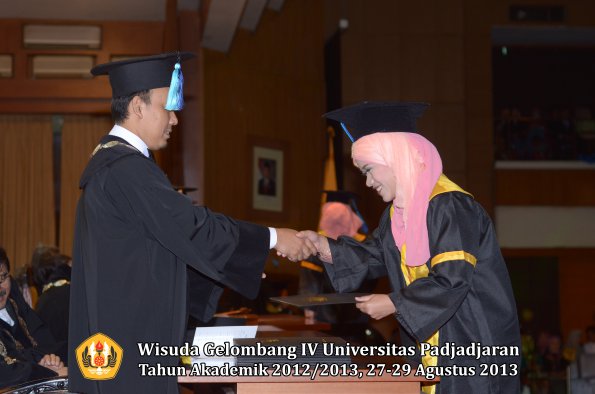 wisuda-unpad-gel-iv-ta-2012_2013-fakultas-ilmu-keperawatan-oleh-dekan-069