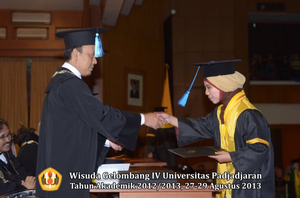 wisuda-unpad-gel-iv-ta-2012_2013-fakultas-ilmu-keperawatan-oleh-dekan-070