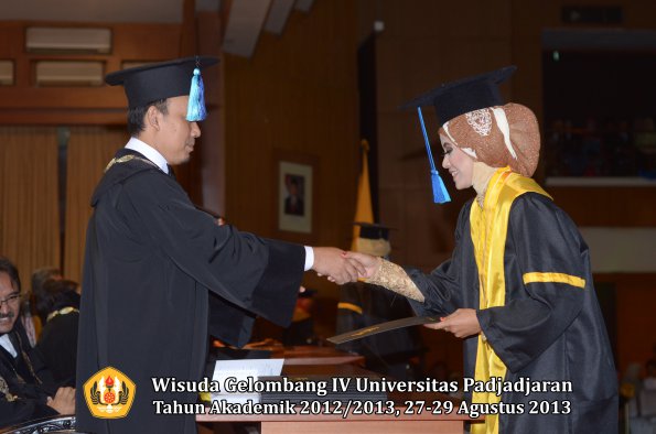 wisuda-unpad-gel-iv-ta-2012_2013-fakultas-ilmu-keperawatan-oleh-dekan-071