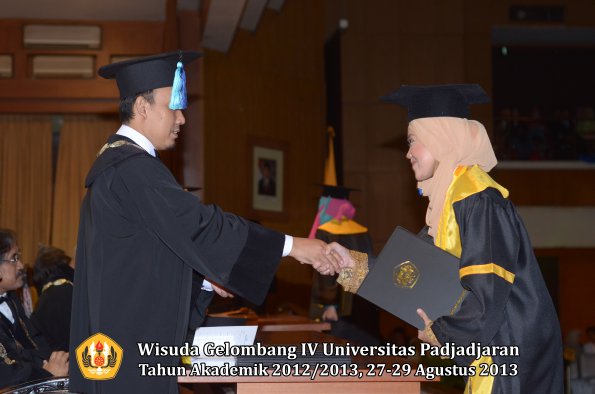 wisuda-unpad-gel-iv-ta-2012_2013-fakultas-ilmu-keperawatan-oleh-dekan-073