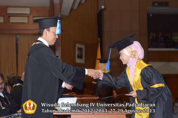 wisuda-unpad-gel-iv-ta-2012_2013-fakultas-ilmu-keperawatan-oleh-dekan-074