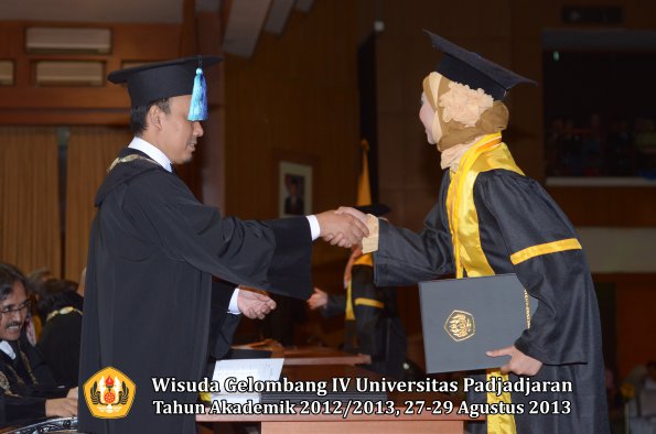 wisuda-unpad-gel-iv-ta-2012_2013-fakultas-ilmu-keperawatan-oleh-dekan-075