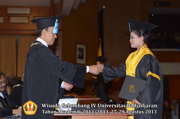 wisuda-unpad-gel-iv-ta-2012_2013-fakultas-ilmu-keperawatan-oleh-dekan-076