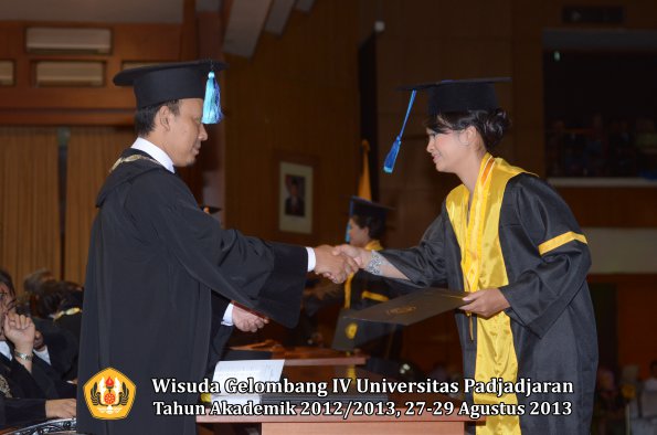 wisuda-unpad-gel-iv-ta-2012_2013-fakultas-ilmu-keperawatan-oleh-dekan-077