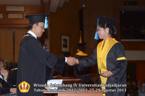 wisuda-unpad-gel-iv-ta-2012_2013-fakultas-ilmu-keperawatan-oleh-dekan-078