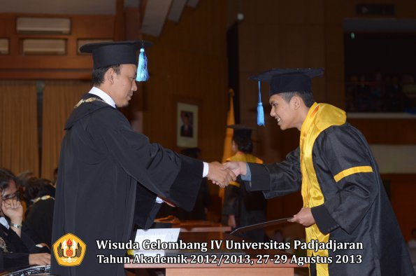 wisuda-unpad-gel-iv-ta-2012_2013-fakultas-ilmu-keperawatan-oleh-dekan-079