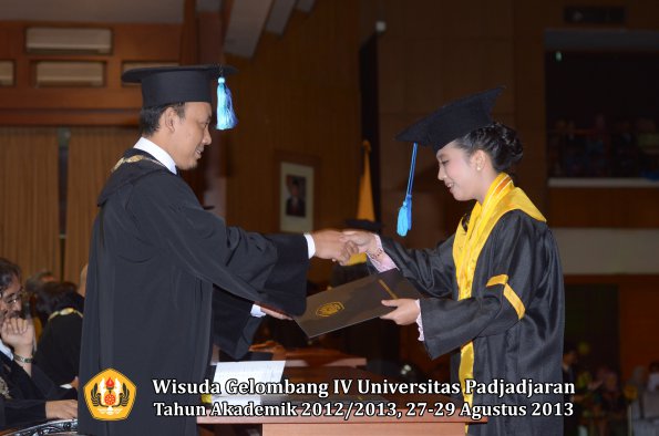 wisuda-unpad-gel-iv-ta-2012_2013-fakultas-ilmu-keperawatan-oleh-dekan-080