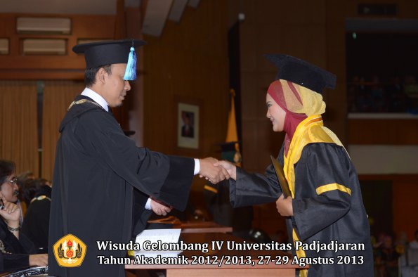 wisuda-unpad-gel-iv-ta-2012_2013-fakultas-ilmu-keperawatan-oleh-dekan-082