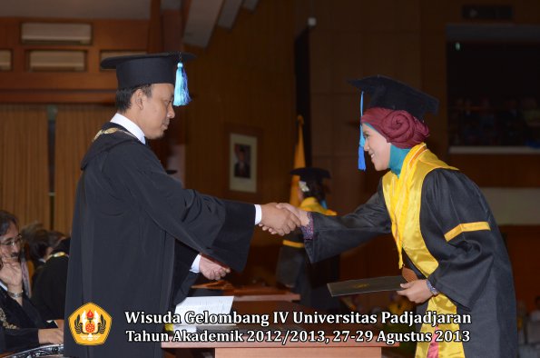 wisuda-unpad-gel-iv-ta-2012_2013-fakultas-ilmu-keperawatan-oleh-dekan-085