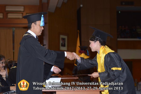 wisuda-unpad-gel-iv-ta-2012_2013-fakultas-ilmu-keperawatan-oleh-dekan-086