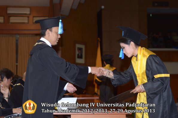 wisuda-unpad-gel-iv-ta-2012_2013-fakultas-ilmu-keperawatan-oleh-dekan-089