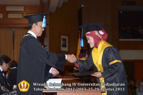 wisuda-unpad-gel-iv-ta-2012_2013-fakultas-ilmu-keperawatan-oleh-dekan-091