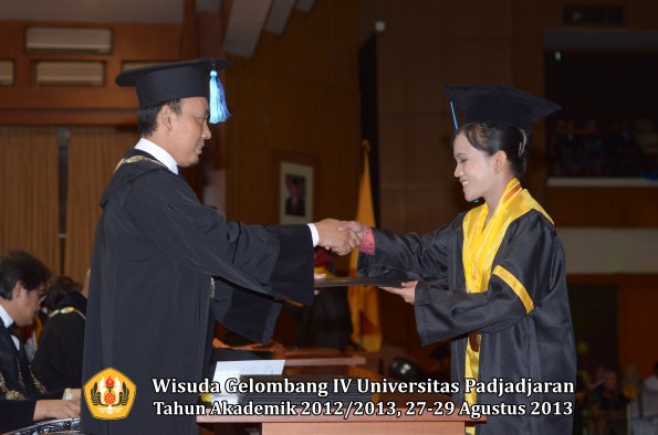 wisuda-unpad-gel-iv-ta-2012_2013-fakultas-ilmu-keperawatan-oleh-dekan-092