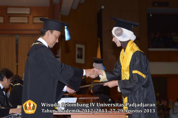 wisuda-unpad-gel-iv-ta-2012_2013-fakultas-ilmu-keperawatan-oleh-dekan-094