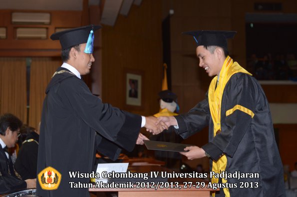 wisuda-unpad-gel-iv-ta-2012_2013-fakultas-ilmu-keperawatan-oleh-dekan-095