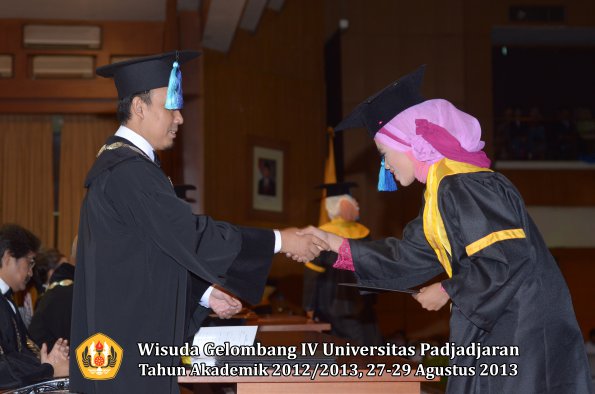 wisuda-unpad-gel-iv-ta-2012_2013-fakultas-ilmu-keperawatan-oleh-dekan-098