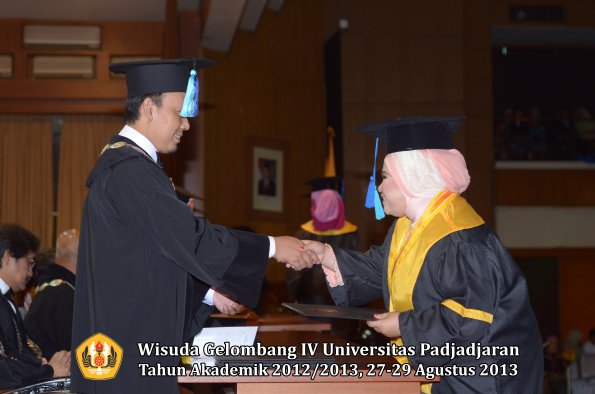 wisuda-unpad-gel-iv-ta-2012_2013-fakultas-ilmu-keperawatan-oleh-dekan-099