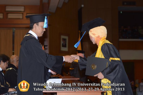 wisuda-unpad-gel-iv-ta-2012_2013-fakultas-ilmu-keperawatan-oleh-dekan-100