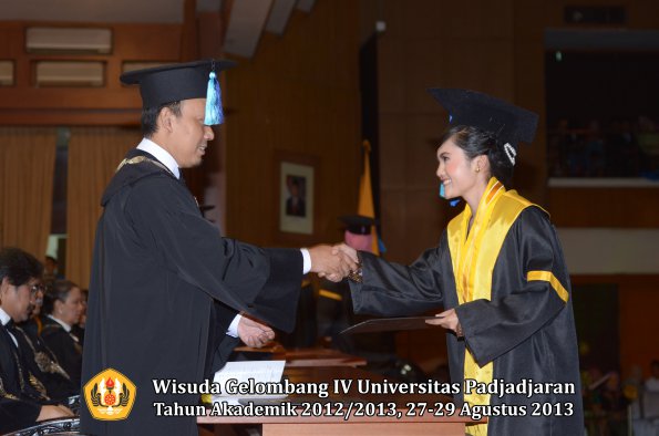 wisuda-unpad-gel-iv-ta-2012_2013-fakultas-ilmu-keperawatan-oleh-dekan-103