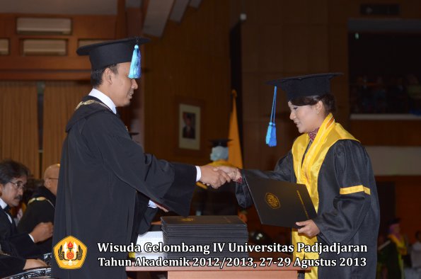 wisuda-unpad-gel-iv-ta-2012_2013-fakultas-ilmu-keperawatan-oleh-dekan-105