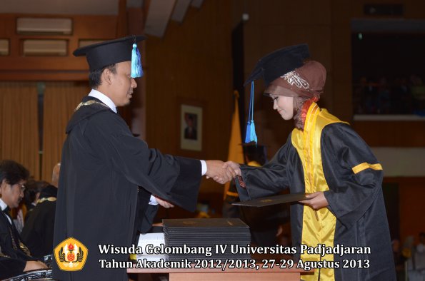 wisuda-unpad-gel-iv-ta-2012_2013-fakultas-ilmu-keperawatan-oleh-dekan-106