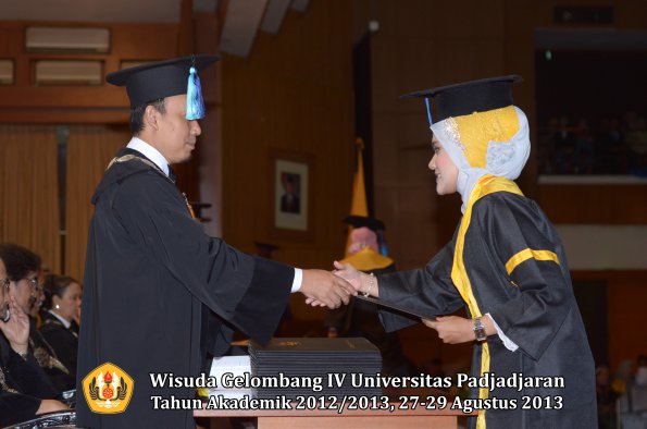 wisuda-unpad-gel-iv-ta-2012_2013-fakultas-ilmu-keperawatan-oleh-dekan-108