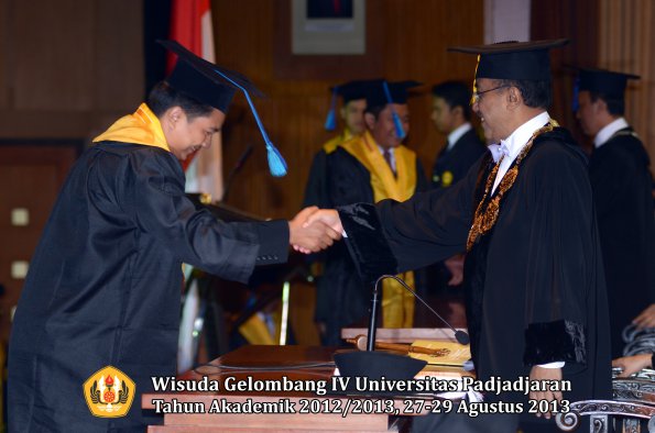 wisuda-unpad-gel-iv-ta-2012_2013-fakultas-ilmu-keperawatan-oleh-rektor-001